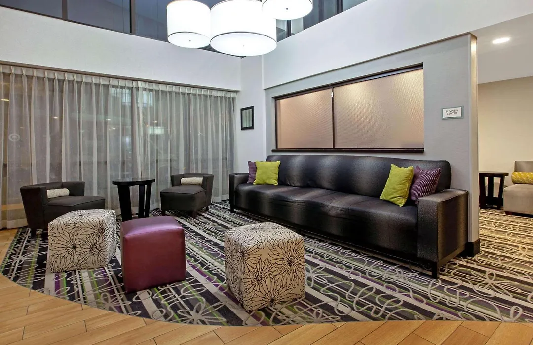 La Quinta Inn & Suites By Wyndham Detroit Metro Airport-1