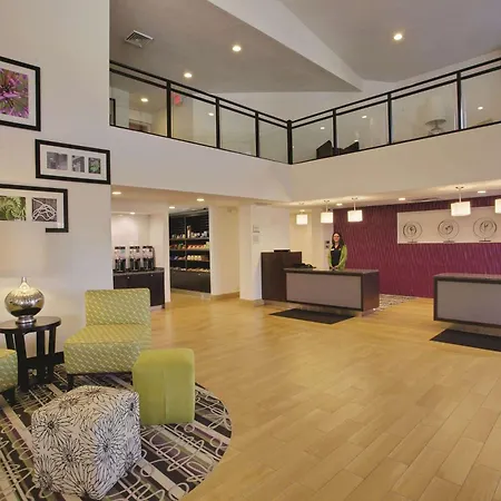 La Quinta Inn & Suites By Wyndham Detroit Metro Airport-3